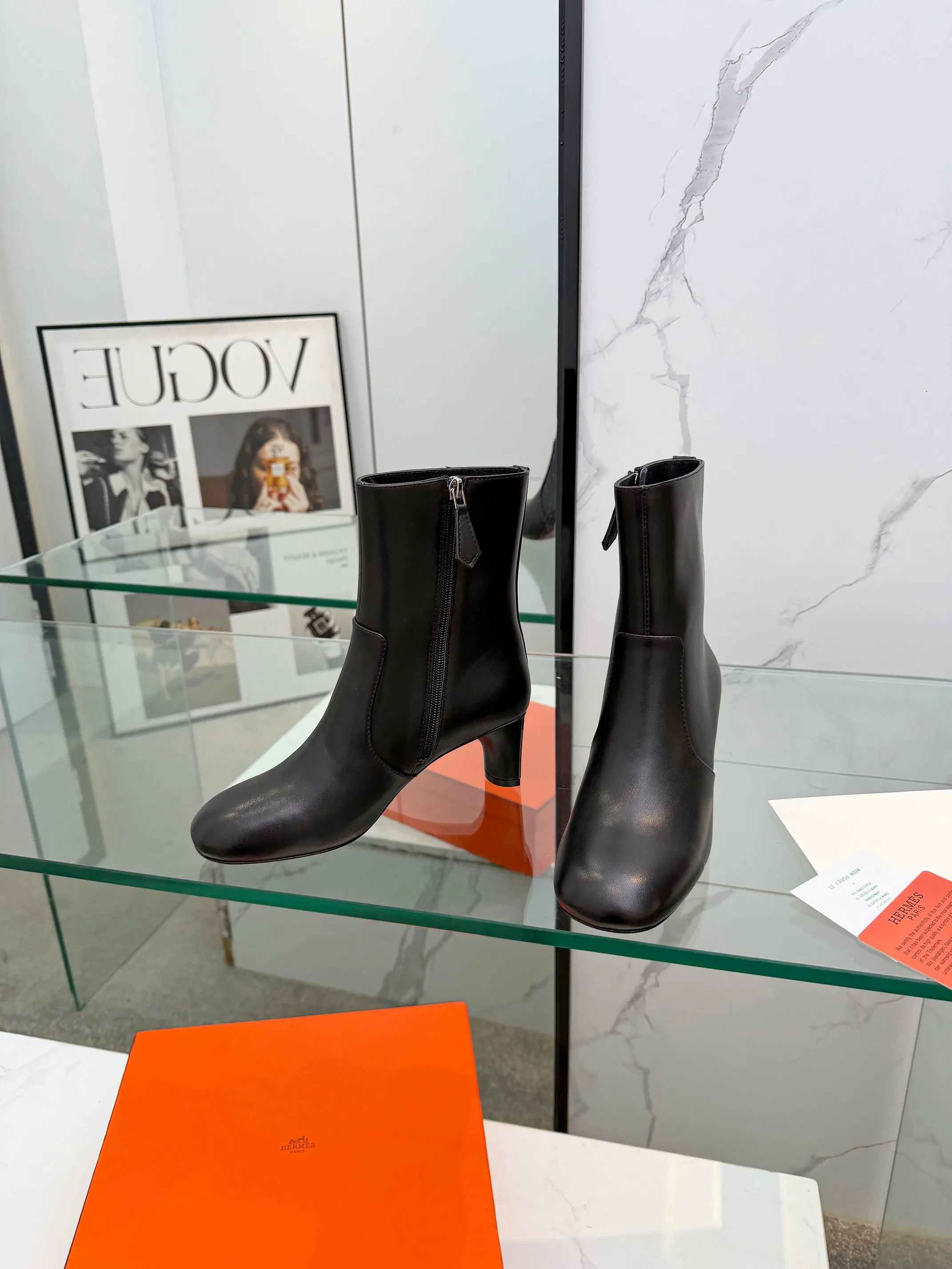 👟👟Ex-factory price 800👟👟 Top version purchasing agent Hermes 2025 autumn and winter new Lisa thick heel side zipper and naked women's short boots H family letter logo high heel round toe Martin knight boots Material: imported calfskin upper + water-dyed sheepskin lining + Italian genuine leather outsole Heel height: 5.5CM Size: Women’s size 35-41 (40.41 customized, non-refundable)